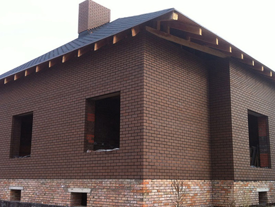 Облицовочный коричневый кирпич: долгий срок службы и безупречный вид зданий