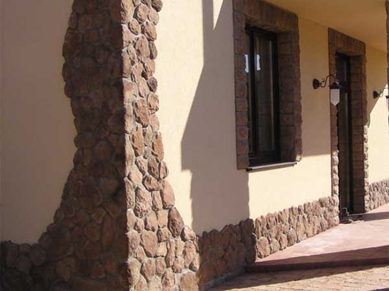 Отделка фасада дома камнем в сочетании с декоративной штукатуркой