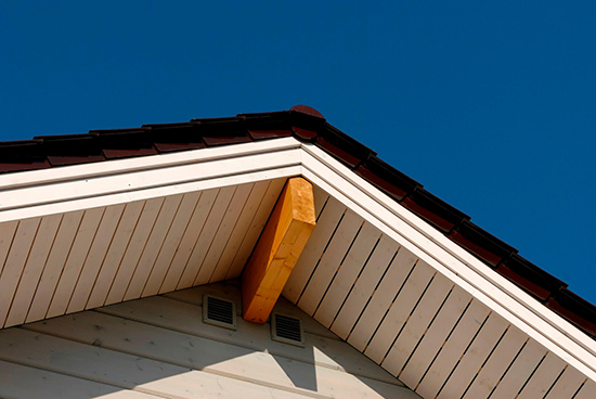 Как подшить крышу софитом - крепление на карниз крыши