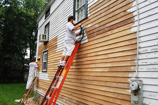 Как и чем покрасить деревянный дом снаружи, чтобы он прослужил долго?