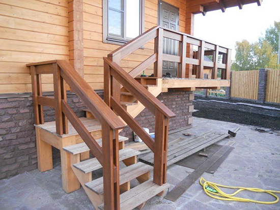 Деревянная наружная лестница - отличное решение для фасада частного дома