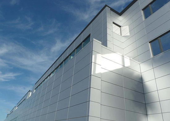 Современный подход к облицовке зданий – алюминиевые вентилируемые фасады: конструкция и монтаж панелей