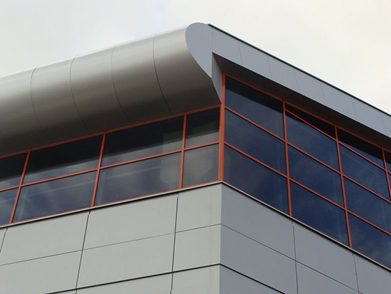 Современный подход к облицовке зданий – алюминиевые вентилируемые фасады: конструкция и монтаж панелей