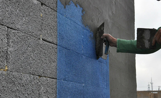 Выбор смеси для оштукатуривания стен из шлакоблока на фасаде