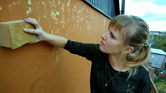 Как наносить декоративную штукатурку на фасад своими руками
