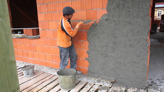 Как правильно штукатурить фасад дома из кирпича