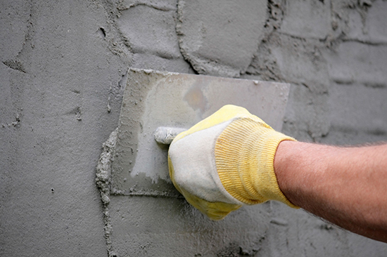 Применение цементно-известковой штукатурки для фасадов