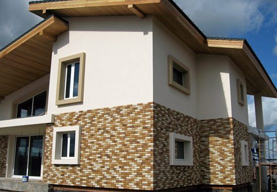 Клинкерная плитка и фасадная штукатурка: как красиво оформить фасад дома этими материалами